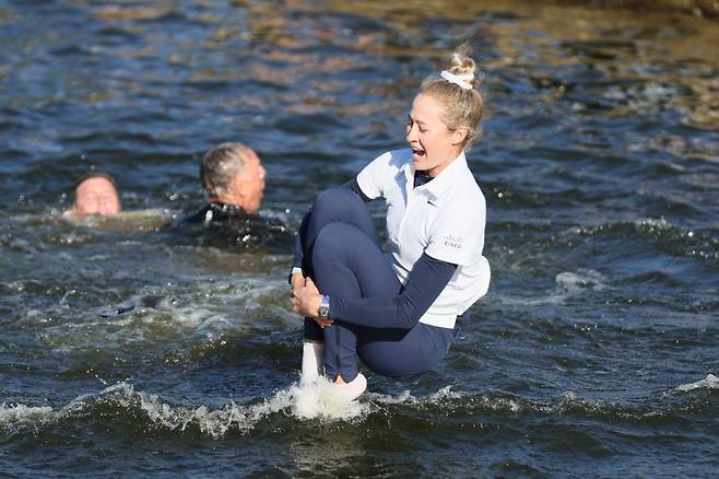 <yonhap photo-2085=""> d우승 후 전통에 따라 연못에 빠져든 넬리 코다. AFP/게티이미지=연합뉴스</yonhap>