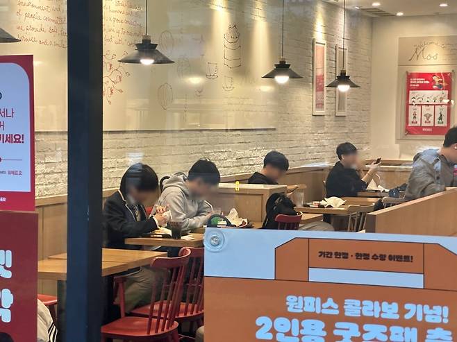 15일 오후 6시 강남구 대치동 학원가 인근 음식점에서 초·중학생들이 일렬로 앉아 끼니를 해결하고 있다.
