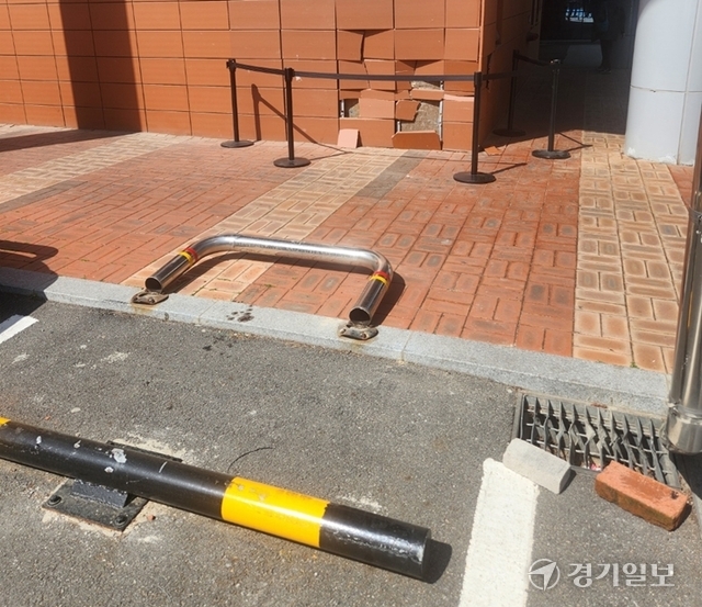 성남 판교노인종합복지관 주차장이 파손된 모습. 이명관기자