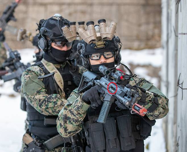 K1A 기관단총을 사용하는 특전사 3공수특전여단 대원들. 빨간 원으로 표시된 부분이 노리쇠에 직접 붙어 있는 장전손잡이인데, K1A/K2는 노리쇠가 덜 닫히는 경우 이 손잡이를 밀어 주면 된다. 육군 제공