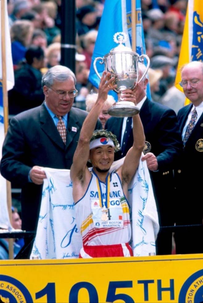 2001년 열린 제 105회 보스턴 마라톤 대회에서 우승을 차지한 이봉주. 이날 이봉주의 우승은 1947년 서윤복, 1951년 함기용에 이어 한국인으로서는 51년 만의 괘거였다. 이봉주 제공