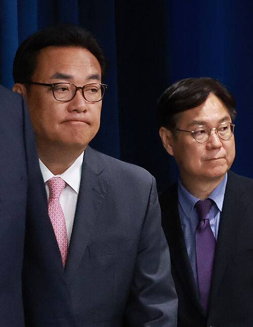 신임 대통령 비서실장으로 임명된 국민의힘 정진석 의원(왼쪽)과 전임 이관섭 비서실장