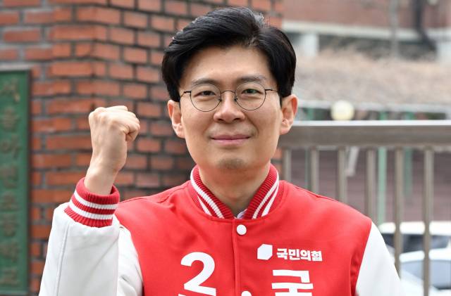 국민의힘 마포갑 후보인 조정훈 의원이 지난 3월 서울 마포구 아현초등학교 앞에서 서울경제와 인터뷰를 하며 포즈를 취하고 있다. 권욱 기자