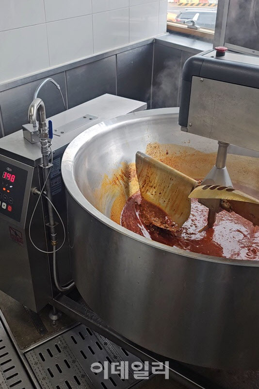 고기를 담당하는 급식 로봇 ‘숭고기’. 기계의 모습에 가깝다 (사진=하이니티)