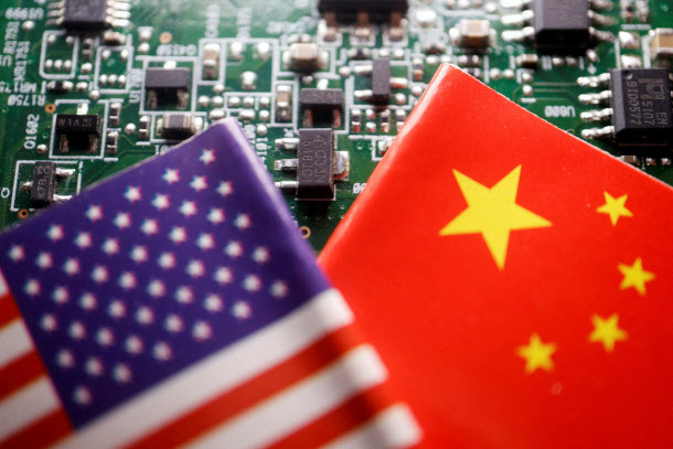 중국과 미국의 국기가 반도체 칩이 있는 인쇄 회로 기판에 표시되어 있다. (사진=로이터)