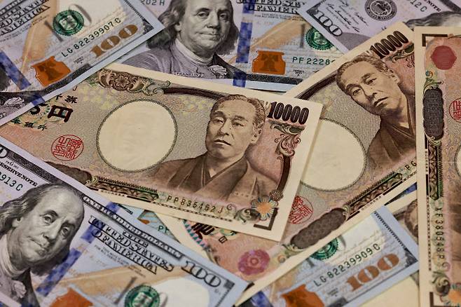 1만엔과 100달러 지폐(사진=AFP)