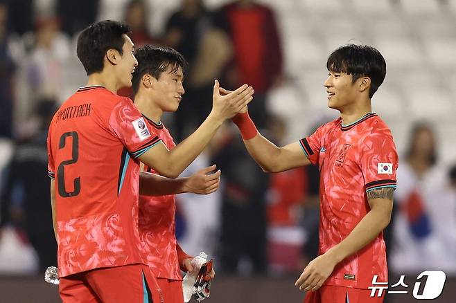 일본을 1-0으로 꺾은 뒤 기뻐하는 한국 선수들 ⓒ AFP=뉴스1