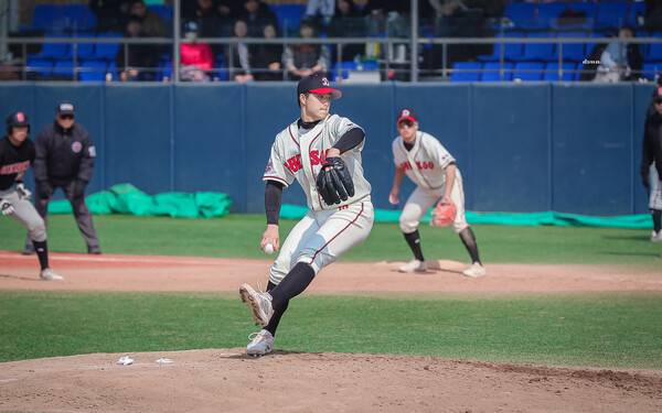 김태형선수가 역투하고 있다. 사진┃덕수고 제공