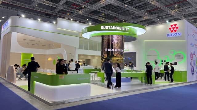 차이나플라스 코오롱ENP 부스는 '지속가능성'을 메인 테마로 꾸며졌으며 친환경 소재, 복합소재 등 엔지니어링플라스틱 제품군 5종을 전시한다. (사진=코오롱ENP)