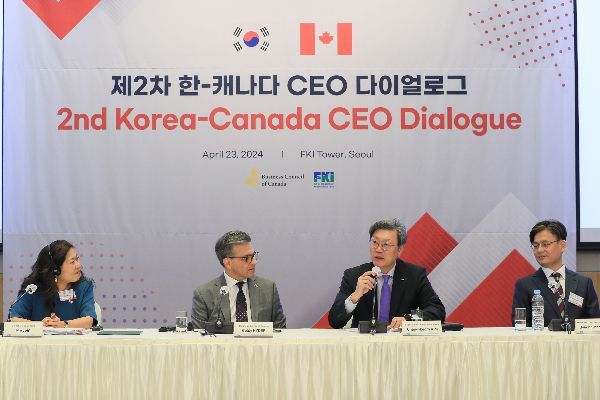 김창범 한경협 부회장(오른쪽 두 번째)이 '제2차 한-캐나다 CEO 다이얼로그'에서 인사말을 하고 있다. 왼쪽부터 응 장관, 하이더 회장, 김 부회장, 양 차관보.[사진제공=한경협]