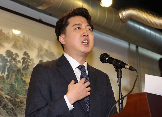 이준석 전 국민의힘 대표가 27일 오후 서울 노원구 상계동의 한 갈빗집에서 탈당 및 창당 기자회견을 하고 있다./뉴시스