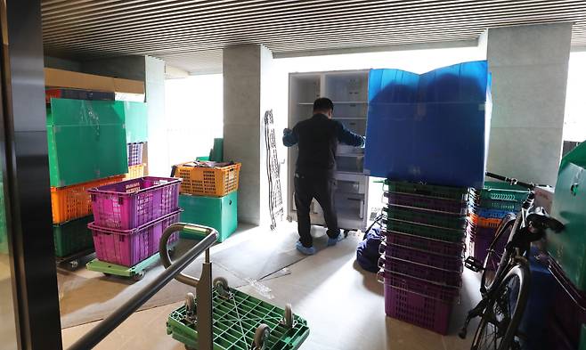 서울 강남구의 한 아파트에서 이사업체 관계자들이 분주하게 이삿짐을 옮기고 있다./뉴스1