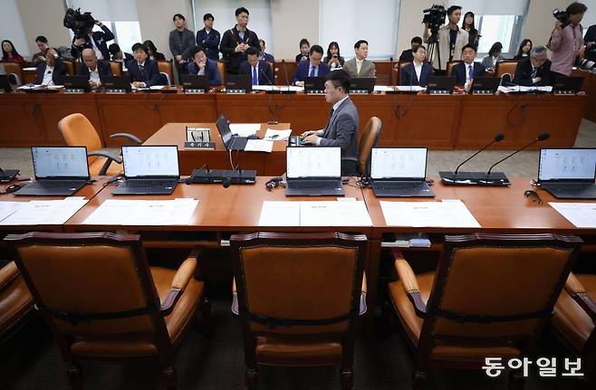 23일 정무위 전체회의에 국민의힘 의원들이 불참해 여당 의원 의석이 텅 비어있다. 박형기 기자 oneshot@donga.com