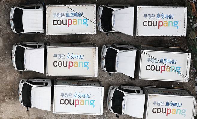 서울 시내 한 주차장에 쿠팡 배달 트럭들이 모여 있는 모습. 연합뉴스