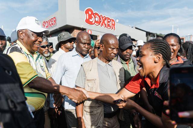 남아프리카공화국 메리안힐에서 20일 시릴 라마포사(왼쪽) 대통령이 아프리카민족회의(ANC) 지지자들에게 인사하고 있다. AFP 연합뉴스