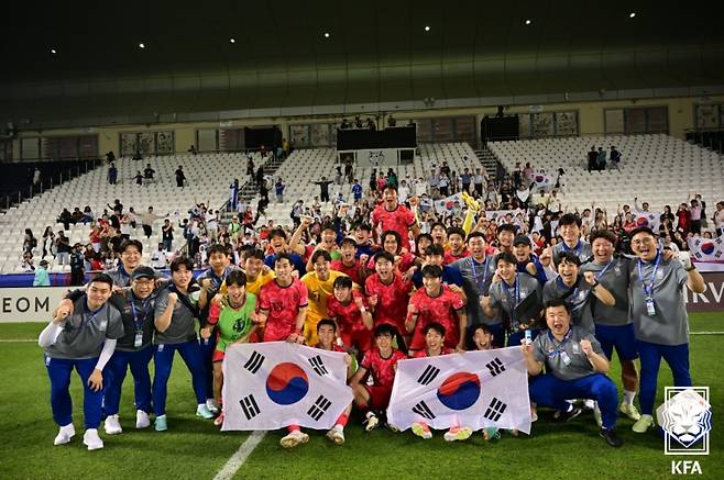 대한민국 올림픽 축구대표팀 선수들이 22일 일본과의 2024 AFC U-23 아시안컵 최종전 승리로 조 1위로 8강에 진출한 뒤 기념 사진을 촬영하고 있다. 사진=대한축구협회