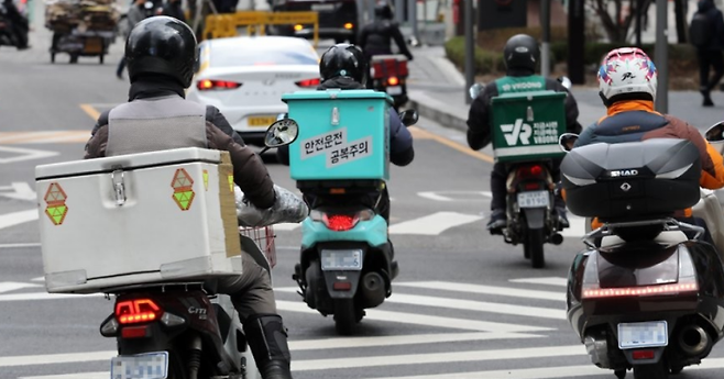 서울 시내에서 오토바이 기사들이 음식을 배달하고 있다. 연합뉴스