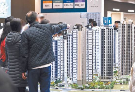 지난해 12월 서울 성동구 GS건설 청계리버뷰자이 견본주택에서 시민들이 아파트 단지 모형을 살펴보고 있다. 뉴스1