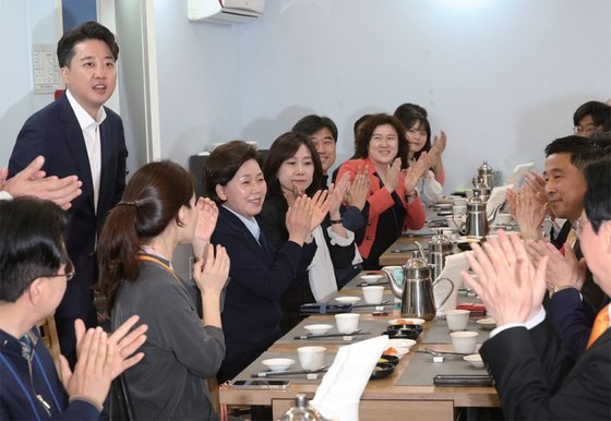 이준석 개혁신당 대표가 4월 15일 여의도의 한 식당에서 오찬을 위해 모인 총선 출마자들을 격려하고 있다. / 사진:연합뉴스