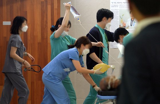 23일 대전의 한 대학병원에서 응급환자가 발생하자 의료진들이 심폐소생술을 실시하면서 환자를 급히 이송하고 있다. 프리랜서 김성태