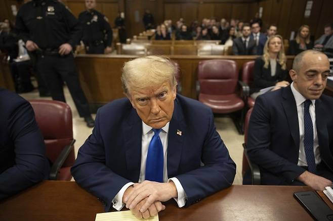 도널드 트럼프 전 대통령이 22일(현지시간) 뉴욕 맨해튼 법원에서 재판을 기다리고 있다. AP연합뉴스