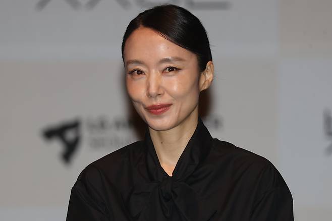 배우 전도연이 23일 강서구 LG아트센터 서울에서 열린 연극 ‘벚꽃동산’ 제작발표회에 참석하고 있다. 연합뉴스