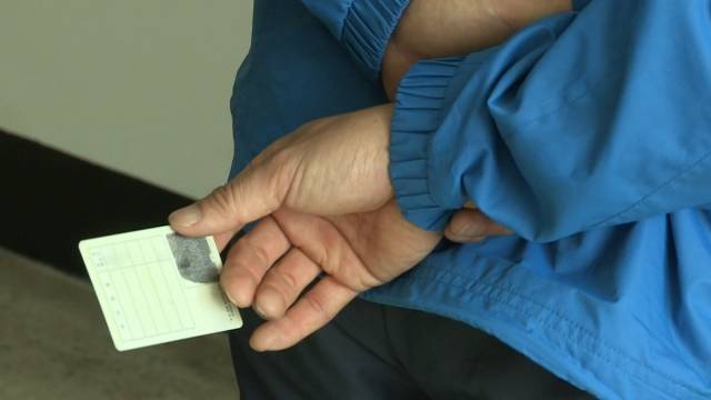 주민등록증을 들고 있는 시민. 연합뉴스