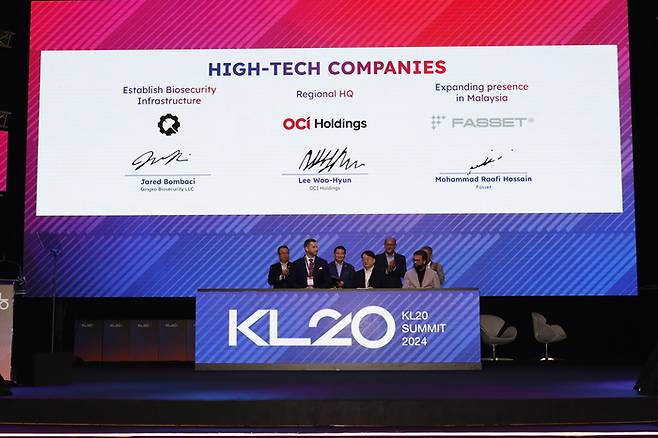 22일 말레이시아 쿠알라룸푸르 KLCC에서 열린 ‘KL20 서밋 2024’에서 이우현 OCI홀딩스 회장(왼쪽 넷째)이 말레이시아 중앙정부와 투자협력 양해각서(MOU)를 체결하고 있다. <OCI홀딩스>
