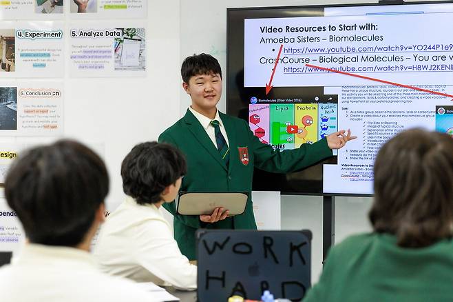 브랭섬홀 아시아 학생이 수업 시간에 자신감 넘치는 모습으로 프로젝트 발표에 임하고 있다.