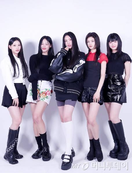 뉴진스가 스타뉴스와 '2022 AAA' 수상 인터뷰에 앞서 포즈를 취하는 모습.