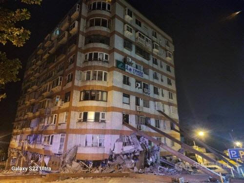 지진으로 기울어진 대만 화롄현 퉁솨이 건물대만 중앙통신사 캡처