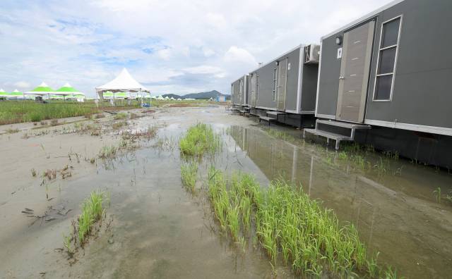 ▲잼버리 대회를 앞두고 물에 잠겨 있는 야영장 내부.