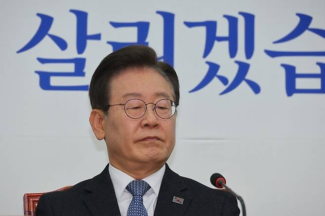 이재명 더불어민주당 대표가 지난 22일 오전 서울 여의도 국회에서 열린 당 최고위원회의에 참석하고 있다. 연합뉴스