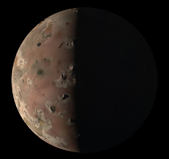 지난해 12월 30일 주노(Juno)가 수많은 활화산으로 가득찬 목성 위성 이오(Io)의 생생한 모습을 근접해 포착했다. 사진=NASA/SWRI/Image Process by Kevin McGIll