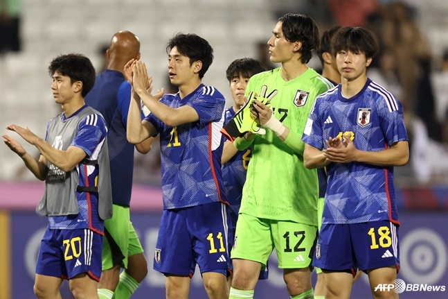 경기 후 관중에게 인사하는 일본 U-23 축구대표팀. /AFPBBNews=뉴스1