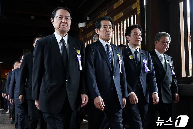 일본 의원들이 23일 (현지시간) 태평양전쟁 A급 전범이 합사된 도쿄의 야스쿠니 신사를 집단 참배하고 있다. 2024. 04. 23 ⓒ AFP=뉴스1 ⓒ News1 우동명 기자