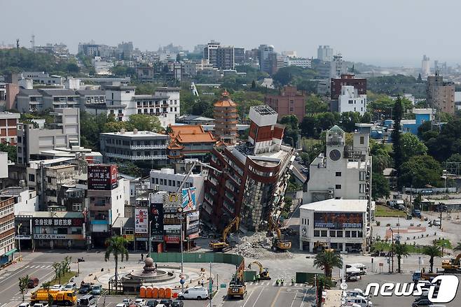 대만 화롄에서 철거를 앞둔 건물. 해당 건물은 전날 규모 7.2 지진 발생 이후 심각하게 기울어져 당국의 조사를 받고 있다. 2024.04.04. ⓒ 로이터=뉴스1 ⓒ News1 정윤영 기자