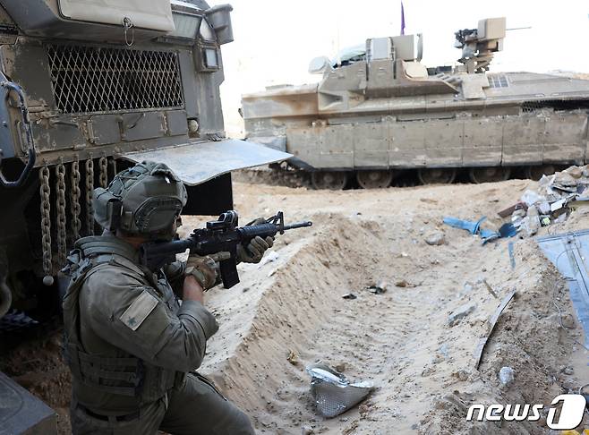 8일(현지시간) 가자지구 북부 가자시티 외곽에서 지상 작전을 수행하는 이스라엘군 장병이 총을 겨누고 있다. 2023.11.8. ⓒ 로이터=뉴스1 ⓒ News1 김성식 기자