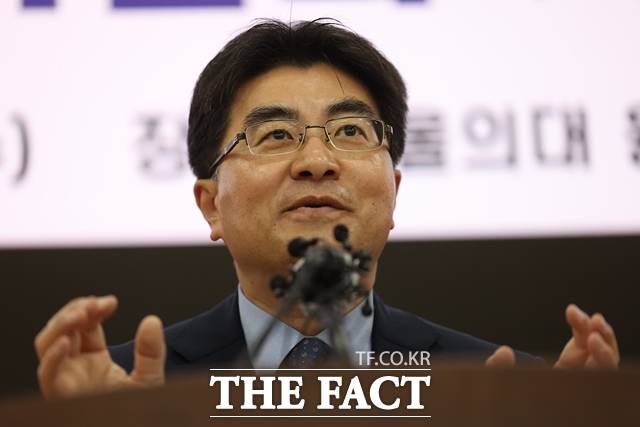 서울의대·서울대병원 교수협의회 비상대책위원회는 24일 서울 종로구 서울의대 융합관에서 기자회견을 열고 의료공백 장기화에 따른 피로 누적을 호소하며 오는 30일 응급·중증·입원 환자를 제외한 일반 환자의 진료를 전면 중단하기로 했다. /뉴시스