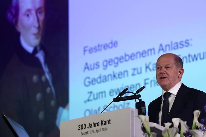 올라프 숄츠 독일 총리가 22일 독일 베를린에서 열린 임마누엘 칸트 탄생 300주년 기념식에서 연설하고 있다.  /EPA 연합뉴스