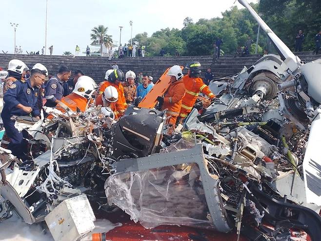 <YONHAP PHOTO-2646> Emergency personnel work at the site of a helicopter crash in Lumut, Perak, Malaysia, April 23, 2024. Fire and Rescue Department of Malaysia (FRDM)/Handout via REUTERS    THIS IMAGE HAS BEEN SUPPLIED BY A THIRD PARTY. MANDATORY CREDIT. NO RESALES. NO ARCHIVES./2024-04-23 14:57:11/<저작권자 ⓒ 1980-2024 ㈜연합뉴스. 무단 전재 재배포 금지, AI 학습 및 활용 금지>
