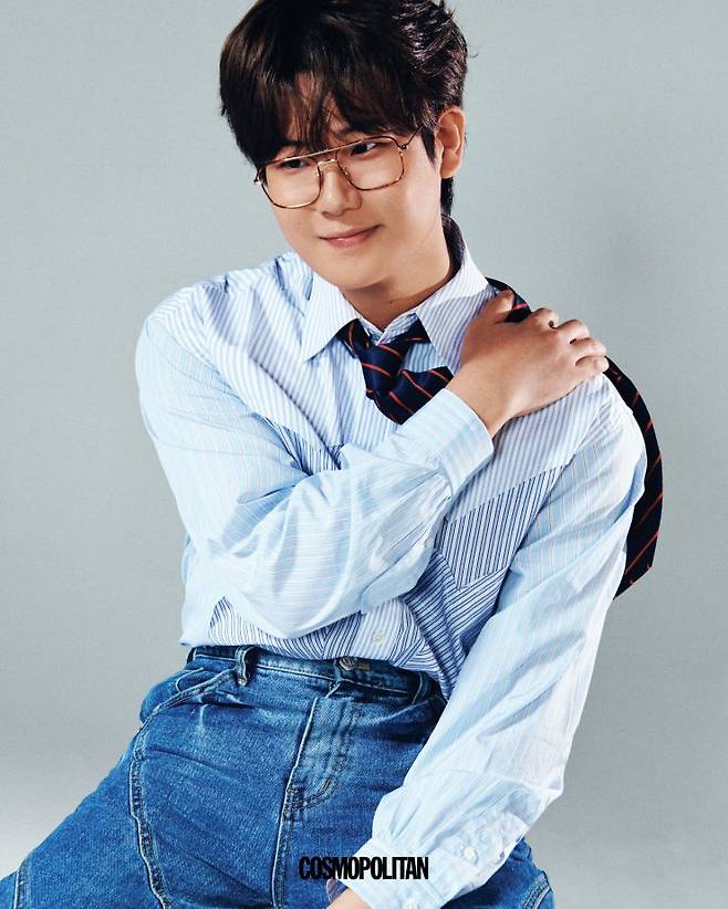 셔츠 Maison Margiela. 데님 팬츠, 타이, 안경 스타일리스트 소장품.