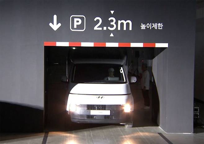 ST1 카고가 아파트 지하주차당과 동일한 높이 2.3m의 구조물을 통과하고 있다. ⓒ데일리안 박영국 기자