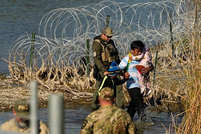 지난 1월 미국 텍사스주에서 불법이민자 가족이 당국에 의해 구금되고 있다. AP 뉴시스
