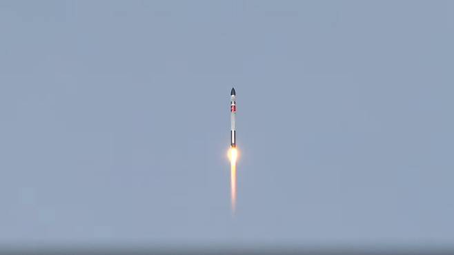로켓랩의 일렉트론 로켓이 24일 뉴질랜드에서 미 항공우주국의 우주돛배 실증기를 싣고 날아오르고 있다. 로켓랩 제공
