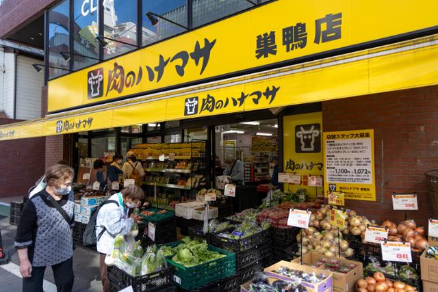 일본 도쿄의 한 식료품점에서 고령자들이 식품을 고르고 있다. 게티이미지뱅크