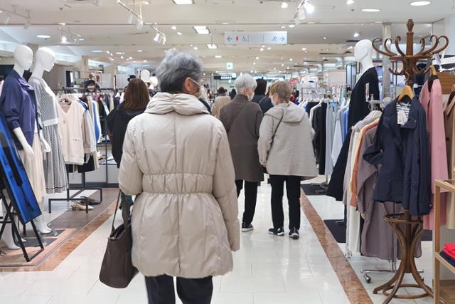 일본 고령 소비자들이 지난해 3월 25일 도쿄 게이오백화점 여성 패션 매장에서 상품을 둘러보고 있다. 한국일보 자료사진