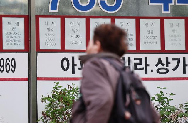 24일 서울 시내 한 부동산 중개업소에 다가구주택·빌라 전세와 월세 매물 정보가 붙어 있다. 연합뉴스