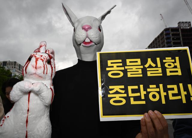 한국동물보호연합 회원들이 세계 실험동물의 날인 24일 서울 종로구 광화문광장에서 동물 실험 중단 기자회견을 한 후 동물실험을 반대하는 퍼포먼스를 하고 있다. 왕태석 선임기자
