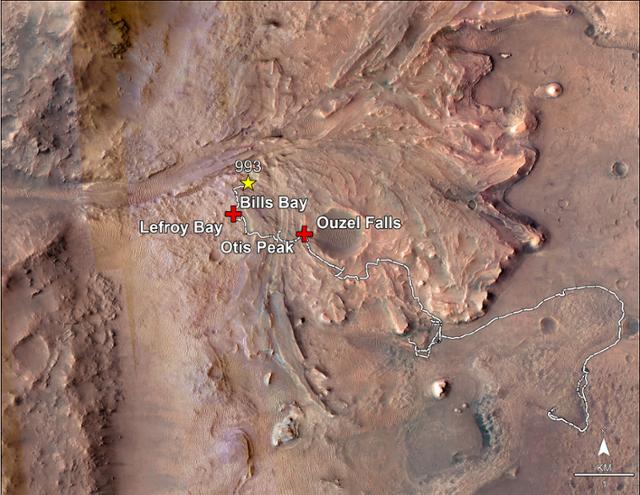 화성에서 과거에 물이 흐르면서 만들어진 분화구 지역의 모습. 흰 선은 2020년 화성에 도착한 퍼시비어런스 로버가 미생물의 존재 증거를 찾기 위해 2023년 12월 12일까지 1,000일 동안 탐사한 경로다. ⓒNASA/JPL-Caltech/University of Arizona